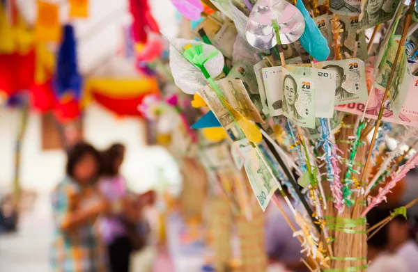 Şu anda, Tay Budist şekilde paramızı bağış