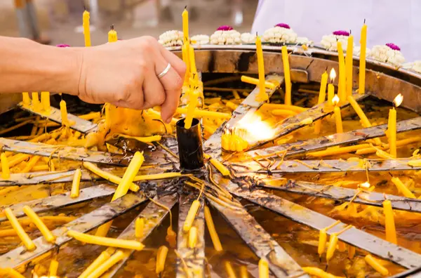 Candle in the hands for worship Buddha. — Stock Photo, Image