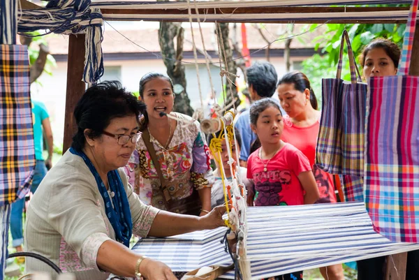Bangkok, Tayland - 20 Ekim 2013: tanımlanamayan Tay insanlar