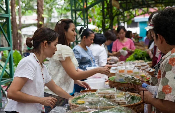 Bangkok, Thailandia - 20 ottobre 2013: Tailandesi non identificati — Foto Stock