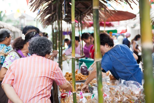 Bangkok, thailand - 20 oktober 2013: niet-geïdentificeerde Thaise mensen — Stockfoto