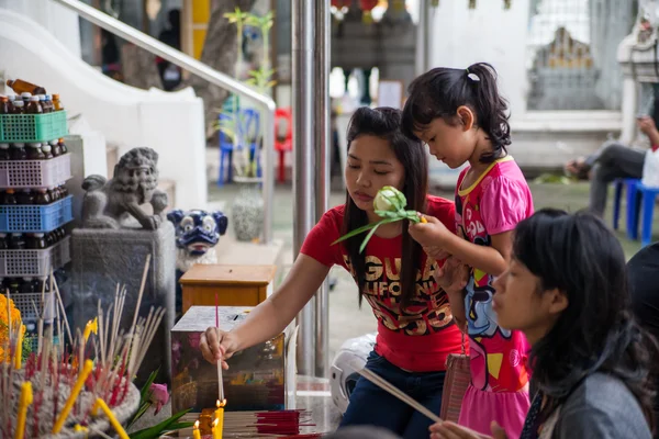 Bangkok, Thailand - October 20, 2013 : Thai Buddhist mon and bab — Stock Photo, Image