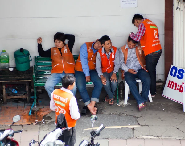 Bangkok, Tayland - 7 Ekim 2013: motosiklet taksi bekleyen pa
