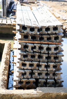 Beton direkler yığılmış bir sürü