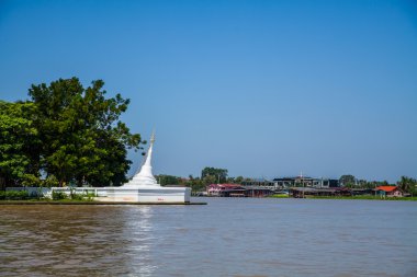Beyaz bir pagoda, mavi gökyüzü arka plan üzerinde Nehri yakınında koh kret