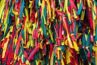 renkli giysiler inanç insanlar tarafından ağaç parçaları.