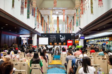 Bangkok, Tayland - 18 Ekim 2013: tanımlanamayan ziyaretçi BÜ