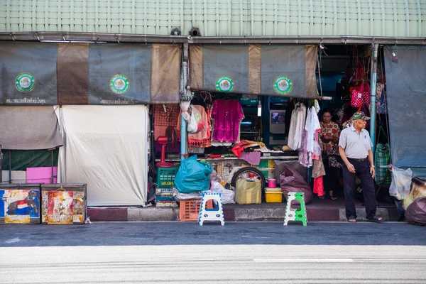 Bangkok, Thailand - November 3, 2013 : Unidentified people out o — Stock Photo, Image
