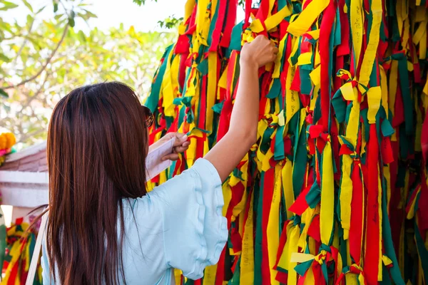 Las piezas coloridas de la ropa en el árbol por la fe el pueblo . — Foto de Stock