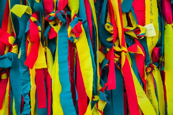 renkli giysiler inanç insanlar tarafından ağaç parçaları.