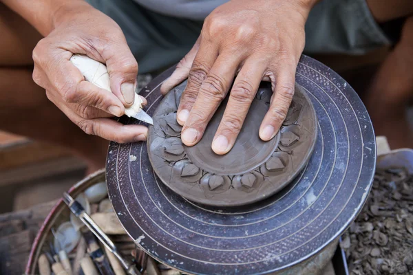 Poterie sculptée à la main style thaï à Koh Kret île de Thaïlande — Photo