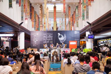 Bangkok, Tayland - 18 Ekim 2013: tanımlanamayan ziyaretçi BÜ