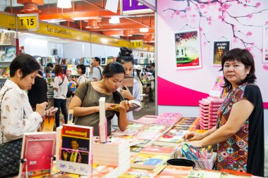 Bangkok, Tayland - 18 Ekim 2013: tanımlanamayan ziyaretçi BÜ