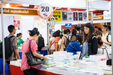 Bangkok, Tayland - 18 Ekim 2013: tanımlanamayan ziyaretçi BÜ