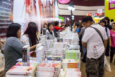 Bangkok, Tayland - 18 Ekim 2013: tanımlanamayan ziyaretçi BÜ