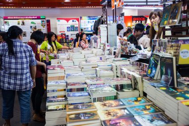 Bangkok, Tayland - 18 Ekim 2013: tanımlanamayan ziyaretçi BÜ