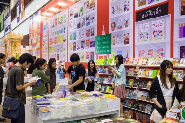 Bangkok, Tayland - 18 Ekim 2013: tanımlanamayan ziyaretçi BÜ