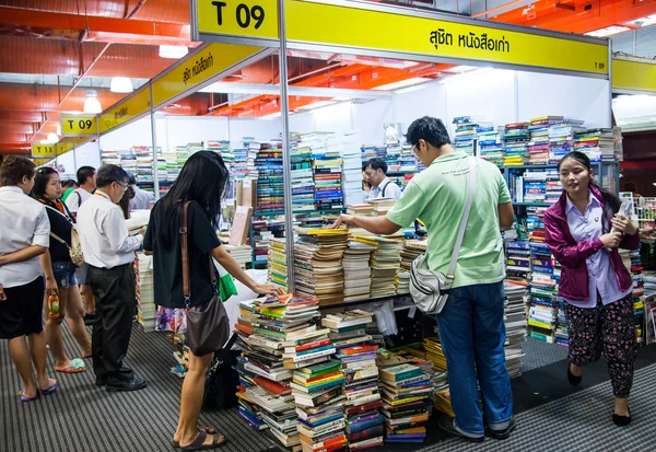 Bangkok, Thaiföld - 2013. október 18.: azonosítatlan látogatókat bu — Stock Fotó