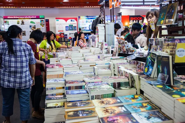 Bangkok, Thaiföld - 2013. október 18.: azonosítatlan látogatókat bu — Stock Fotó