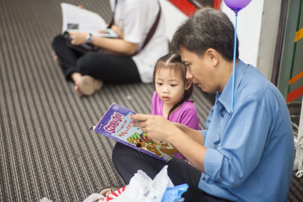 Bangkok, Tailandia - 18 de octubre de 2013: No identificado leyendo un bo — Foto de Stock