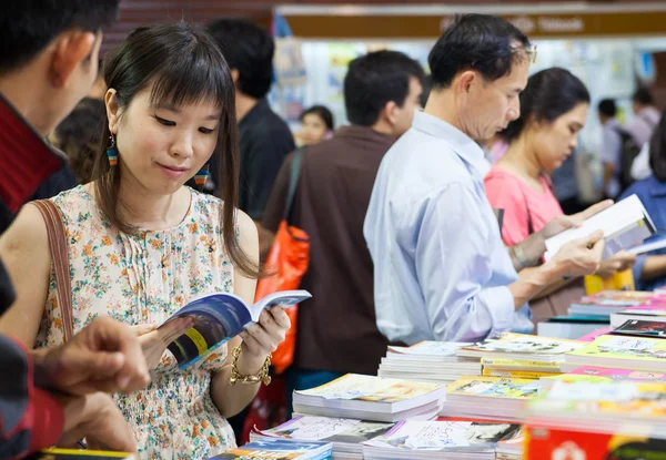 Bangkok, Thailand - 18 oktober 2013: Uidentificerede besøgende bu - Stock-foto