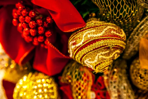 Adornos de Navidad en el árbol de Navidad, Feliz Feliz Navidad —  Fotos de Stock