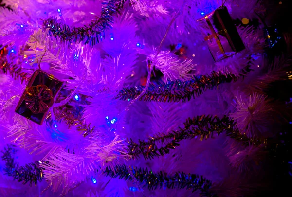 Enfeites de Natal na árvore de Natal, Feliz Natal — Fotografia de Stock