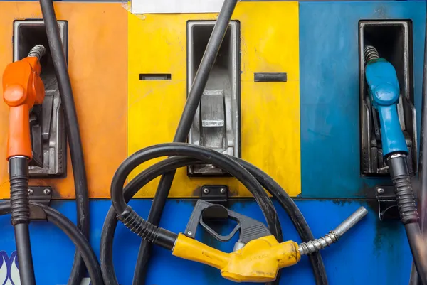 Boquilla de combustible en la estación Fotos De Stock Sin Royalties Gratis