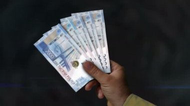 Rus Rublesi 'nin parası var. Eldeki banknotların hayranıyım. Kağıt para. Rusya 'da gelir, başarı, ticaret, vergi, ekonomi ve finans kavramı.
