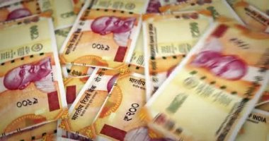 Hindistan Rupisi büyüyen para yığını. Göçmen bürosu banknotları dönüyor. Kusursuz ve döngülü finans kavramı, ekonomi krizi, enflasyon ve iş dünyası.