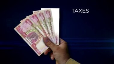Irak Dinarı 'na ait kağıt paralar. IQD banknotlarının hayranı. Gelir kaybı, yaşam, vergi, kredi ve para kaybı metaforu.
