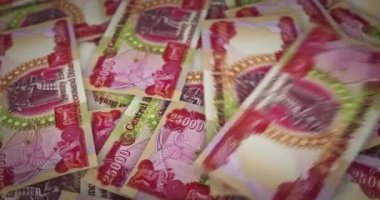 Irak Dinarı büyüyen para yığını. IQD banknotları dönüyor. Kusursuz ve döngülü finans kavramı, ekonomi krizi, enflasyon ve iş dünyası.