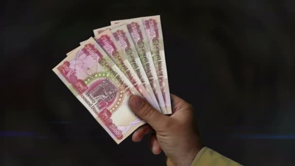 Peníze Iráckého Dinára Vějíř Bankovek Ruce Papírové Peníze Iqd Pojetí — Stock video