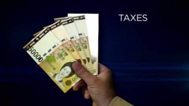 Güney Kore kağıt para kazandı. KRW banknotlarının hayranı. Gelir kaybı, yaşam, vergi, kredi ve para kaybı metaforu.