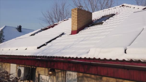 雪に覆われた自宅の太陽光発電所 冬の季節に屋根の上のソーラーパネル 太陽電池からの生態系 再生可能エネルギー — ストック動画