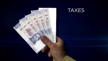 Meksiko Pezosu 'nun kâğıdı. MXN banknotlarının hayranı. Gelir kaybı, yaşam, vergi, kredi ve para kaybı metaforu.
