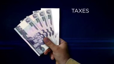 Kuzey Kore kağıt para kazandı. Elinde KPW banknotlarının hayranı. Gelir kaybı, yaşam, vergi, kredi ve para kaybı metaforu.