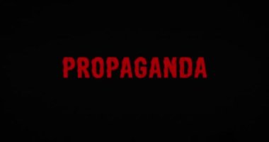 Propaganda ve yanlış bilgilendirme çarpıtılmış ve bozulma etkisi pürüzsüz ve üç boyutlu. Manipülasyon, yanlış sosyal medya ve sahte haber bilgisi soyut kavramı. Gürültü retro TV tarzı arkaplan.