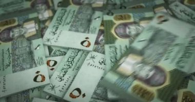 Umman Rial büyüyen para yığını. OMR banknotları dönüyor. Kusursuz ve döngülü finans kavramı, ekonomi krizi, enflasyon ve iş dünyası.