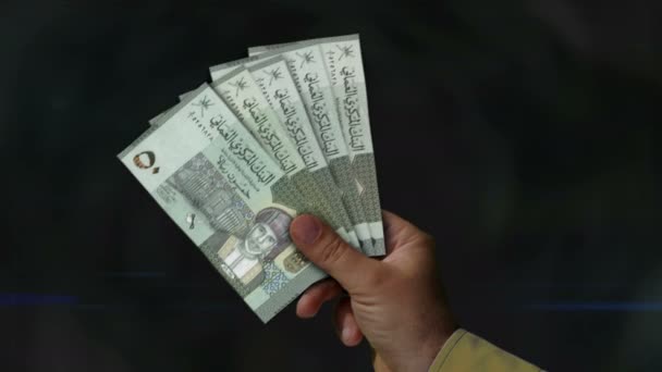 Оман Ріал Утримує Гроші Банкноти Руці Omr Паперові Гроші Концепція — стокове відео