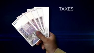 Hırvatistan Kuna kağıt notu tutuyor. HRK banknotlarının hayranı. Gelir kaybı, yaşam, vergi, kredi ve para kaybı metaforu.