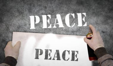 Tuğla duvara yazılan barış spreyi. Şehir soyut sanat eserleri. Grafiti sanatı protesto kavramı savaşı ve pasifizmi durdurur. El çiziminde metin şablonu olan bir boya..