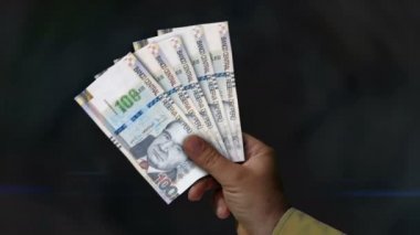Peru Sol 'un parası duruyor. Eldeki banknotların hayranıyım. Kağıt kalem parası. Gelir, başarı, iş, vergi, ekonomi ve finans kavramı.