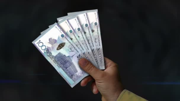 Kazachstan Tenge Trzyma Pieniądze Wentylator Banknotów Ręku Papierowa Gotówka Kzt — Wideo stockowe