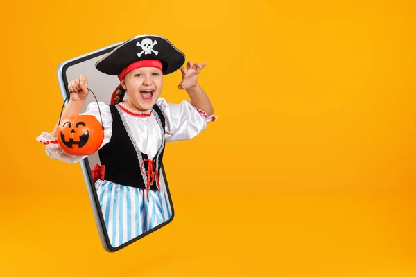 Маленька Дівчинка Одягнена Пірат Хелловін Тримає Відро Ліхтаря Жахливим Виразом — стокове фото