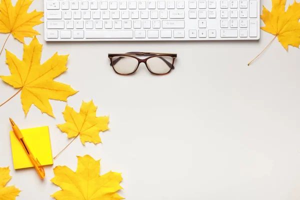 Vista Superior Escritorio Blanco Con Teclado Gafas Hojas Arce Otoño — Foto de Stock