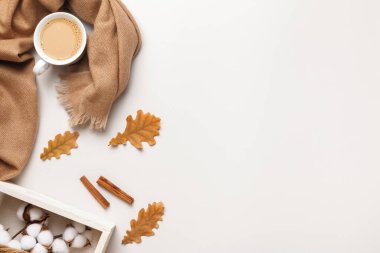 Sonbahar kompozisyonu. Bej kaşmir atkı, açık gri arka planda sonbahar meşe yapraklı bir fincan kahve. Düz görünüm kopyalama alanı
