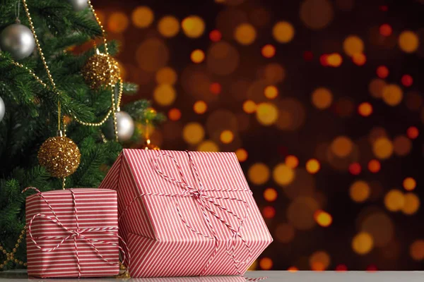 Πρωτοχρονιάτικα Κουτιά Δώρου Κάτω Από Χριστουγεννιάτικο Δέντρο Ένα Θολό Φόντο — Φωτογραφία Αρχείου