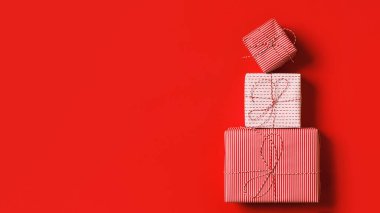 Kırmızı arka planda bir yığın yeni yıl hediyesi kutusu. Düz görünüm kopyalama alanı