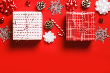 Kırmızı arka planda Noel hediyeleri. Banner düz üst görünüm kopyalama alanı